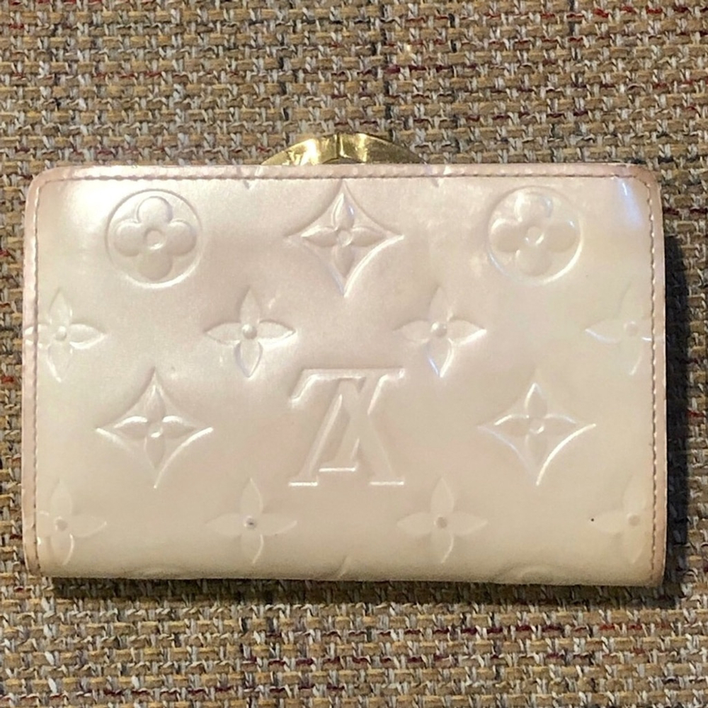 LOUIS VUITTON Ivory Vernis Leather Kiss Lock Bifold Wallet MI0076